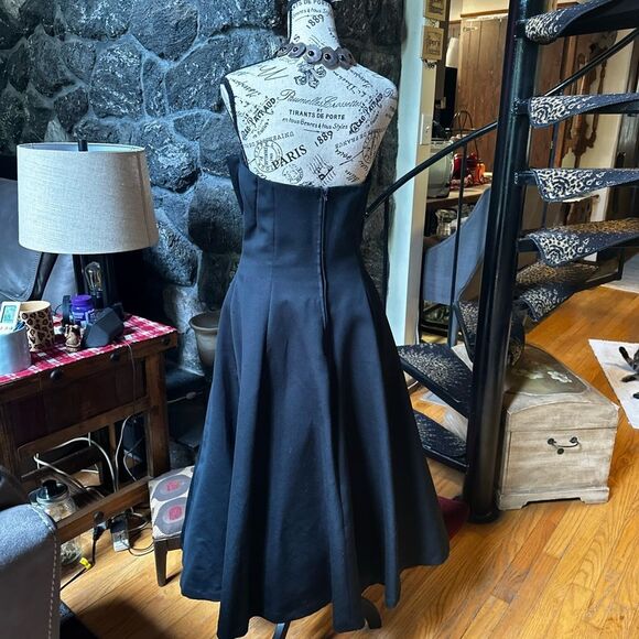 Chic Black Strapless Dress with Bow Detail - Picture 7 of 11